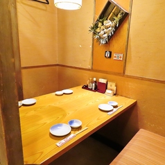 【2名様からご利用可能な個室席】別府駅から徒歩4分の海鮮居酒屋！デートや仕事帰りのカジュアルな飲み会などにおすすめ。落ち着いた和風のプライベート空間はお誕生日や記念日のお祝いにもおすすめです。はなの舞こだわりの料理と厳選したお酒をゆっくりお楽しみいただける寛ぎ空間となっております。