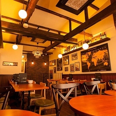 【2階テーブル席:2~30名様】2名様でのご利用から、まとまった人数でのご宴会まで。人数やシーンに合わせて、ゆったりとお過ごしいただけるお席をご用意しております。デートや女子会、合コンをはじめ、歓迎会・送別会・打ち上げなど、さまざまなお集まりに最適。気の合う仲間と、心地よい時間をお楽しみください。