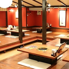 4名様掛けの座敷席は、親しい友人や家族との集まりに最適な空間です。高い天井は解放感があり、温かみのある木材を使用したテーブルは、居心地の良さを感じさせ、ゆったりとした時間を過ごすことができます。和の雰囲気に包まれた中で、美味しい焼肉でお食事を楽しみながら、快適なお席で心温まる会話を,お楽しみください。