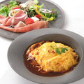 料理メニュー写真&nbsp;オムライスと生ハムサラダ（スープ・ドリンク付）