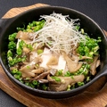 料理メニュー写真&nbsp;やわらかく仕上げたむね肉のキノコまみれ