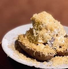 十勝産  二年熟成メークイン焼き  燻製タルタル わっちゃりミモレットチーズの写真