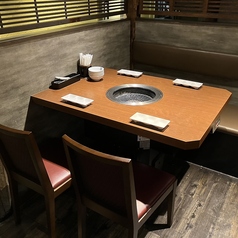 ゆったりとしたテーブル席です。席間隔を広めにとっておりますので、周囲を気にせずお食事頂けます。