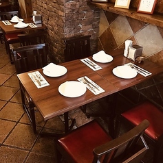 【ゆったりと落ち着いて食事ができるメインフロア】グループでのランチやディナー、少人数の宴会など幅広いシーンでご利用いただけます。開放的な空間で会話も弾みます♪