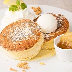 レモンカスタードクリームパンケーキソルトジェラード添え