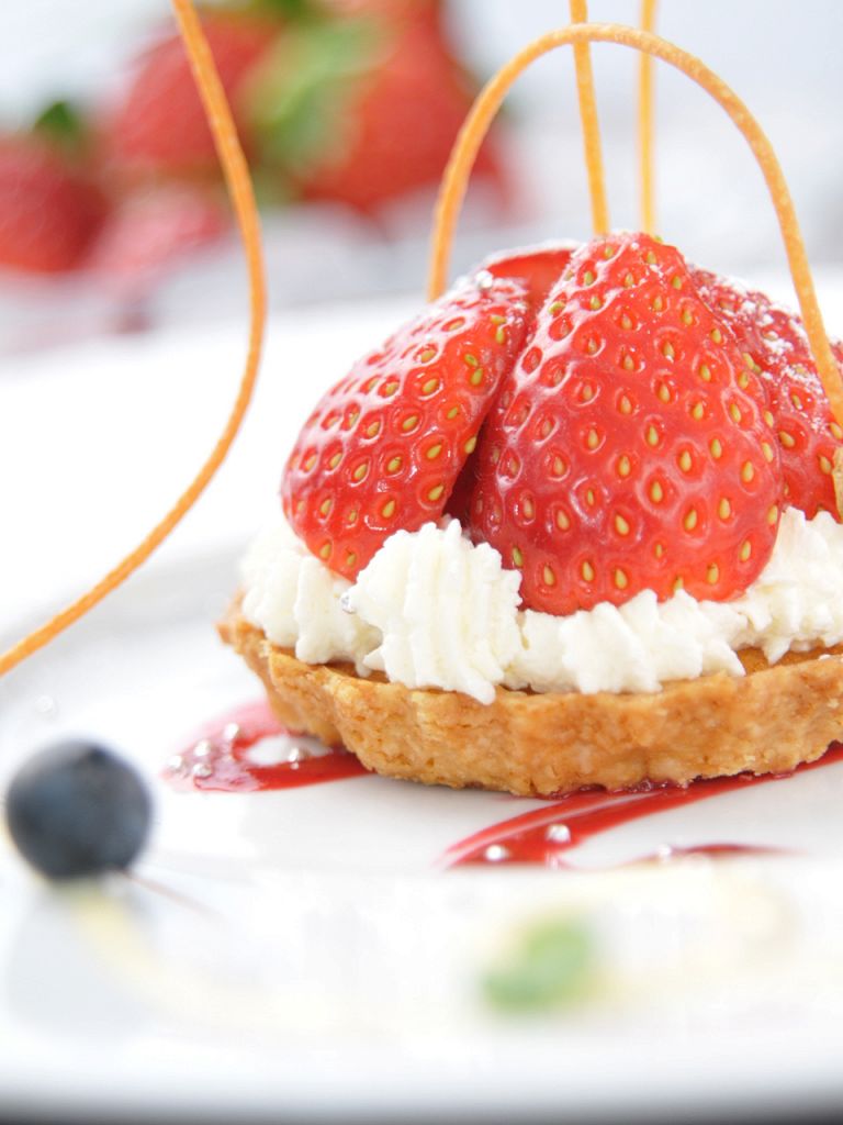 季節のタルは彩りも綺麗なシェフ自慢のスウィーツ☆