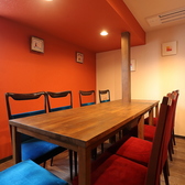 最大10名様までご利用いただける、完全個室もございます。プライベートなお食事や会食に、ぜひご活用ください。