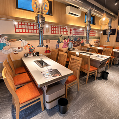 6名様掛けテーブルを3卓ご用意しており、ご家族でのお食事や友人同士の飲み会、各種ご宴会に最適です。各テーブルには炭火焼き台を完備し、お好みの串を自分で焼きながら熱々を楽しめるのが魅力。香ばしい炭火の香りと本場仕込みの味わいをご堪能いただけます。ゆったりとした空間で楽しいひとときをお過ごしください。