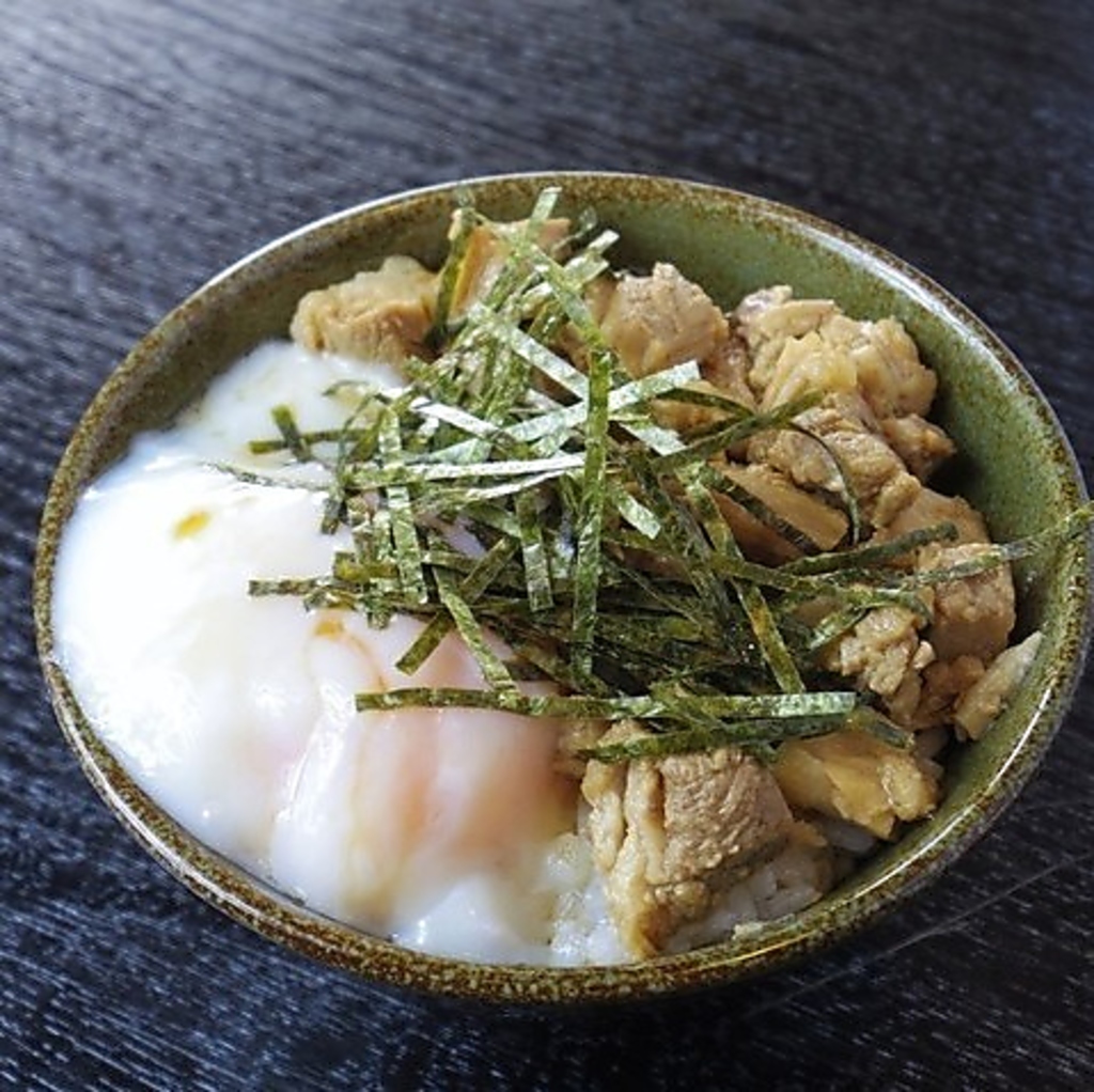 サイドメニューも充実★自家製チャーシューにタレとご飯がヤミツキになる「とも飯」もイチオシです！