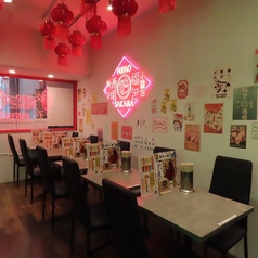 ネオンサインが目印の当店は、ユニークな名物メニューが自慢！カラフルで見た目も可愛い「五色小籠包」は、一口食べれば肉汁が溢れる人気No.1メニューです。さらに、ピリッと刺激的な「火鍋サワー」**は、一度飲んだらクセになる新感覚ドリンク！周りとの差がつくグルメ体験をお探しならぜひ当店へ