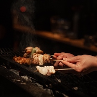 備長炭で仕上げた炭火焼鳥、和洋折衷の創作料理を味わう