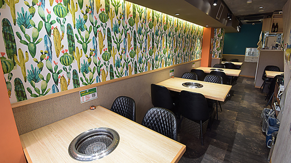 テーブルは落ち着いた雰囲気♪カップル、女性同士でゆったりご利用いただけます。