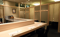 上品な白木のカウンター席