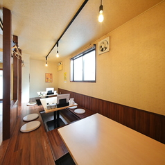 足をゆったりと伸ばしてくつろげる掘りごたつ席をご用意しております。和の落ち着いた空間の中で、長時間でも快適にお過ごしいただけるのが魅力です。ご家族でのお食事やご友人との集まり、観光のひと休みにも最適。温もりある雰囲気に包まれながら、心ゆくまでお料理と会話をお楽しみください。