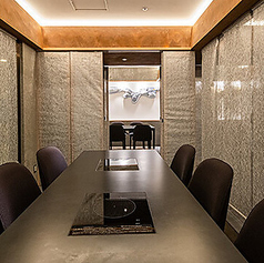 【個室】和紙を間仕切りにした和モダンな大人の隠れ家。両家のお顔合わせやお宮参り後の会食から、法事の後のお集まりまで、慶弔あわせてご利用ください。各一品料理・御膳・コース等、幅広くをご用意しております。何かご要望がございましたら、お店までお問い合わせください。