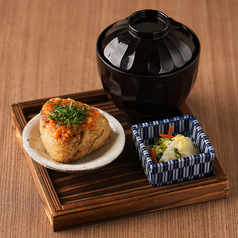 鶏めし焼きおにぎりセット(焼きおにぎり・漬物・赤出汁)