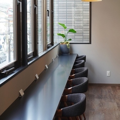 1-2名様のお席。店内窓際のお席です。落ち着いたお席でお一人様でも長居できます♪