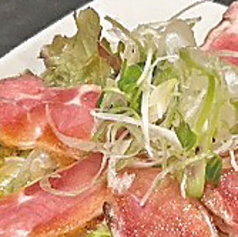 地鶏タタキサラダ
