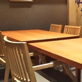 少人数様からご利用いただけるテーブル席。和の雰囲気が漂う当店のテーブル席は、家族や友人との楽しいひとときを演出します。最大80席の広々とした空間で、各種宴会にも最適です。お気軽にご利用ください。