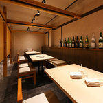 16名様までのご宴会も可能です。入口をロールカーテンで仕切るプライベート空間となっております