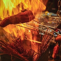 国産の稲藁で目の前で焼き上げる藁焼き
