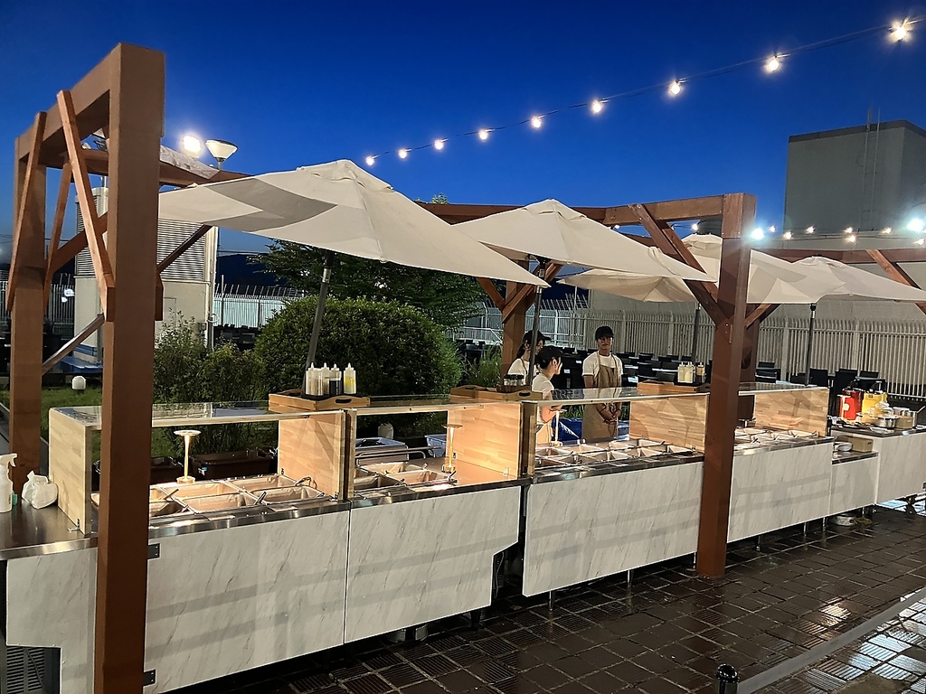 ビュッフェコーナーにはタコス＆サラダバーやビールによく合うお料理を取り揃えております