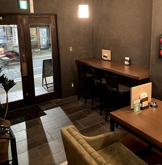 入り口にもカウンターを完備！さっと飲んで帰りたい方でもご利用できます。