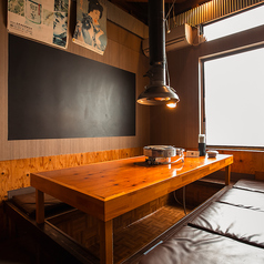 【グループでも】4名掛け、6名掛けのテーブルご用意しておりますのでワイワイ焼肉を楽しんでいただけます♪こ上がりのテーブルは掘りごたつ風になっており、座敷が苦手な方も、足を自由にお食事頂けます。