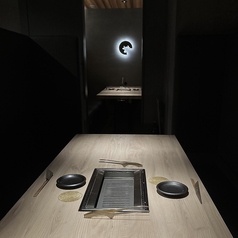 【個室＋半個室】隣り合わせになれるテーブル席2つご用意ございます。通路を挟んで隣り合わせになっていただき、最大12名様までご利用いただけます。