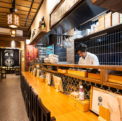 おひとりさまでも気軽にご利用いただける落ち着いたカウンター席。仕事帰りの1杯やデートにも最適なお席です