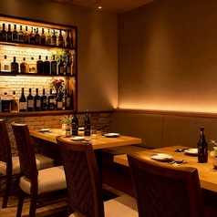4名様向けのテーブル席は、女子会や友人同士の飲み会に人気。料理を囲みながら自然と会話が弾む距離感で、気軽に和牛料理や食べ放題コースを楽しめる使い勝手の良い空間となっています。