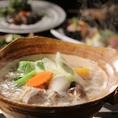 京都のブランド鶏【七谷地鶏】の水炊きは、他では味わえない自慢の逸品。1人前980円(税抜)とリーズナブルにお楽しみいただけます。※2人前よりご注文承ります。