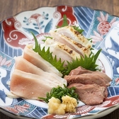 安全にお楽しみいただけるよう品質管理を徹底した「国産鶏の刺身」はぜひお召し上がりいただきたい一品。厳選した国産鶏を使用しており、鮮度にも自信アリ!