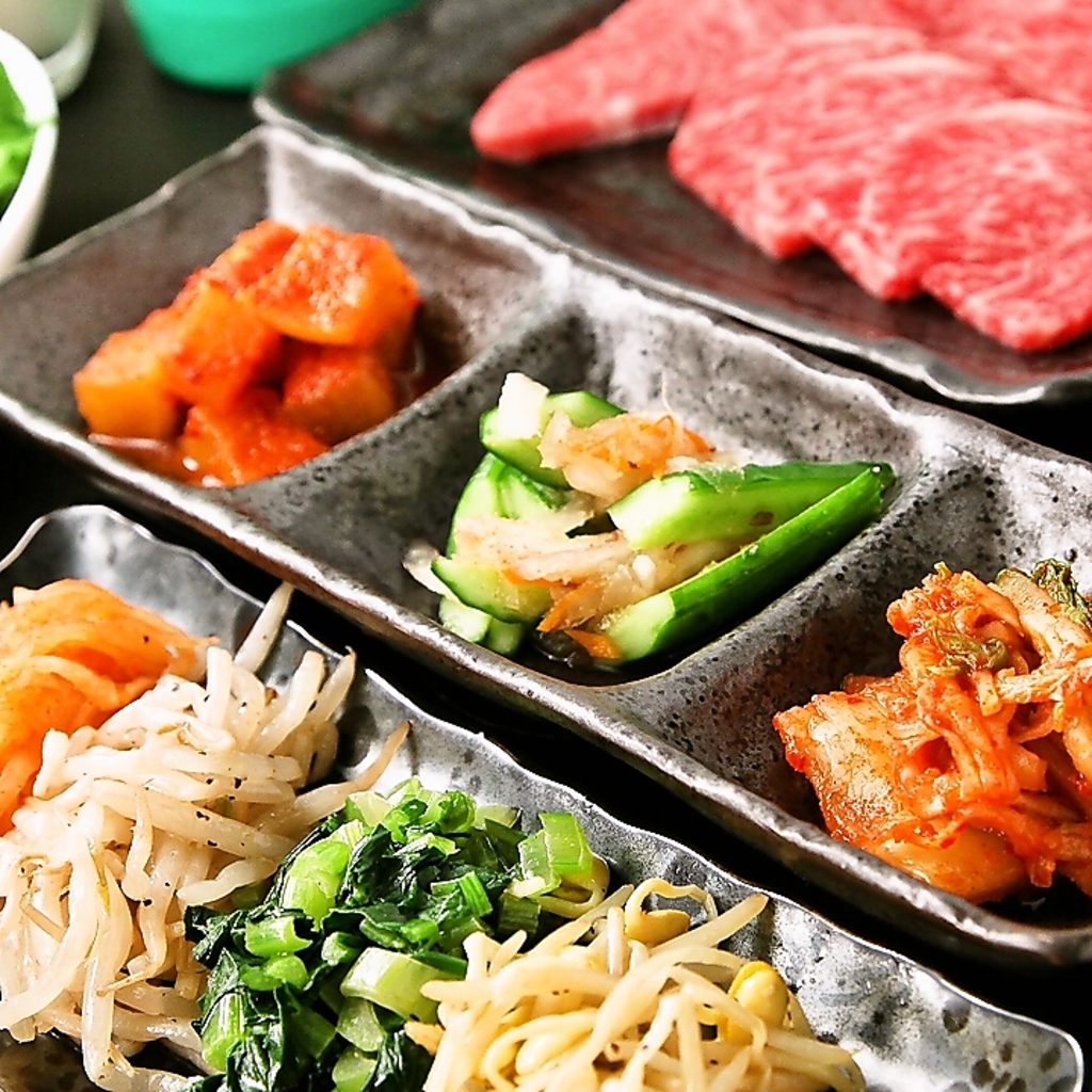 一品料理も充実♪中でも13時間煮込んで旨みを引き出した『コムタンスープ』は当店自慢の逸品です。