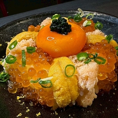 極みの卵かけご飯　〜ウニ・キャビア・いくら・カニ・唐墨・卵黄　六宝〜の写真