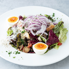 ベーコンとキノコのシーザーサラダ