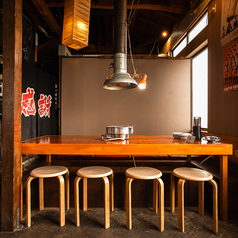 【ご家族で、女子会で】テーブル席4名掛けご用意しております。ご家族で、お友達同士で、ワイワイ楽しい時間をお過ごしください。