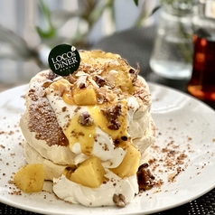 パイナップルとパッションフルーツソースのパンケーキ