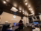 グランドピアノ、DJブース、プロジェクター
