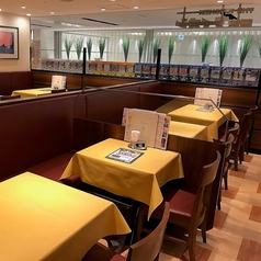 片側ソファーのお席は、お買い物帰りで荷物の多いときでも、ゆったりお寛ぎいただけます。飲み会はもちろん、お食事メインでも是非ご利用ください。