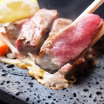 溶岩石で焼く自慢のステーキ！肉汁滴る焼き具合がたまらない。新潟古町で贅沢肉宴会をぜひ♪