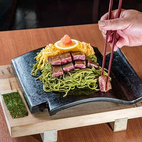 ランチ、ディナーともに豊富なメニューを取り揃えております。