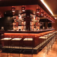 22時まではお食事メイン、22時以降はBARとして利用できる使い勝手のよいお店です。洗練された空間で、お一人様からグループまで多彩なシーンに対応します。