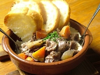 【窓の外を一望できる☆雰囲気のある店内空間】