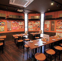 【総席数：76席】新しいのにどこか懐かしい昭和の世界でタイムスリップ！美味しい料理と豊富なお酒でゆったり過ごせるレトロな空間です。テーブル席を多数ご用意しておりますので、ご家族でのお食事・グループ宴会・仲間との飲み会にピッタリです。 ※写真は系列店です