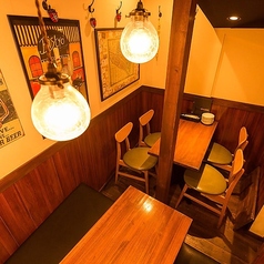 【1階テーブル席:3~8名様】落ち着いた雰囲気の1階には、ソファー席とイス席のテーブル席をご用意。奥まった配置のため、5名様以上で半個室風としてもご利用いただけます。店内は禁煙ですので、タバコを吸わない方やご家族連れの方も安心。女子会や飲み会、合コンなど、各種ご宴会にぜひご利用ください。