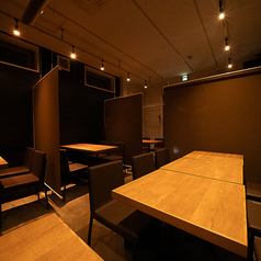 全卓半個室可能！全卓が半個室仕様のプライベート空間。周囲の視線や賑わいを気にせず、落ち着いてお食事をお楽しみいただけます。シックな内装と温かな照明が大人の雰囲気を演出し、デートや友人との食事はもちろん、仕事帰りの一杯や会食にも最適。ゆったり過ごせる安心の半個室ダイニングです。