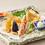 日替わりで当日限定の天ぷらおすすめ商品もご用意しております♪鮮度抜群でおなかも大満足な味わい！
