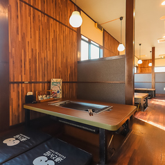 【4名様掘りごたつ席】全21席の4名様掘りごたつ席は、家族や友人との少人数利用から、大人数の宴会まで対応可能。席を結合すればグループでの集まりや打ち上げにもぴったりです。足を伸ばしてゆったりくつろぎながら、鉄板で熱々の料理を囲み、できたての美味しさをみんなでシェアできます。