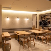 ゆったり座れるテーブル席。ランチ、女子会など様々なシーンでご利用ください。